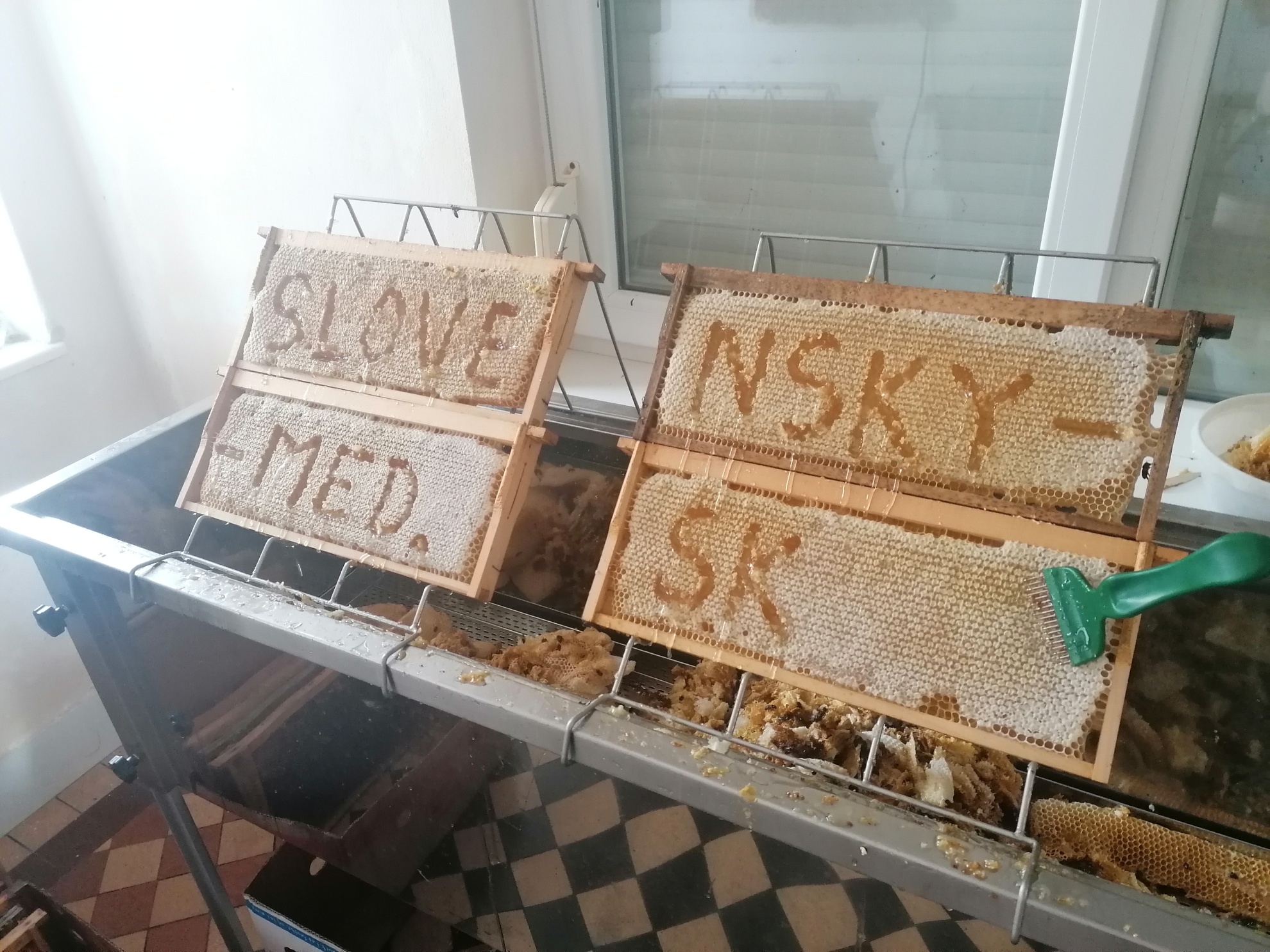 Agátový včelí med 350g - PET obal - macko s klobúkom – Obrázok 3