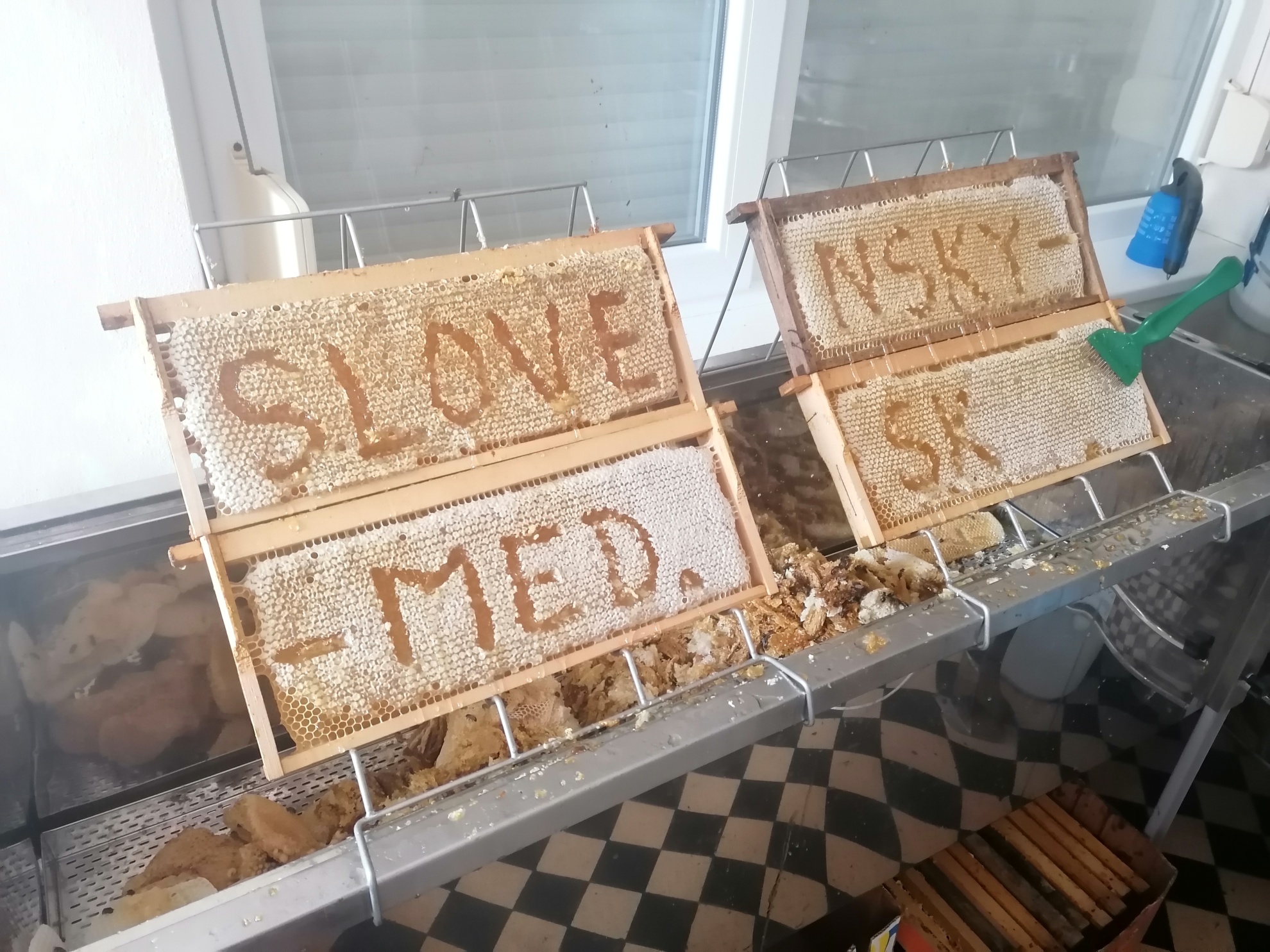 Agátový včelí med 350g - PET obal - macko s klobúkom – Obrázok 8