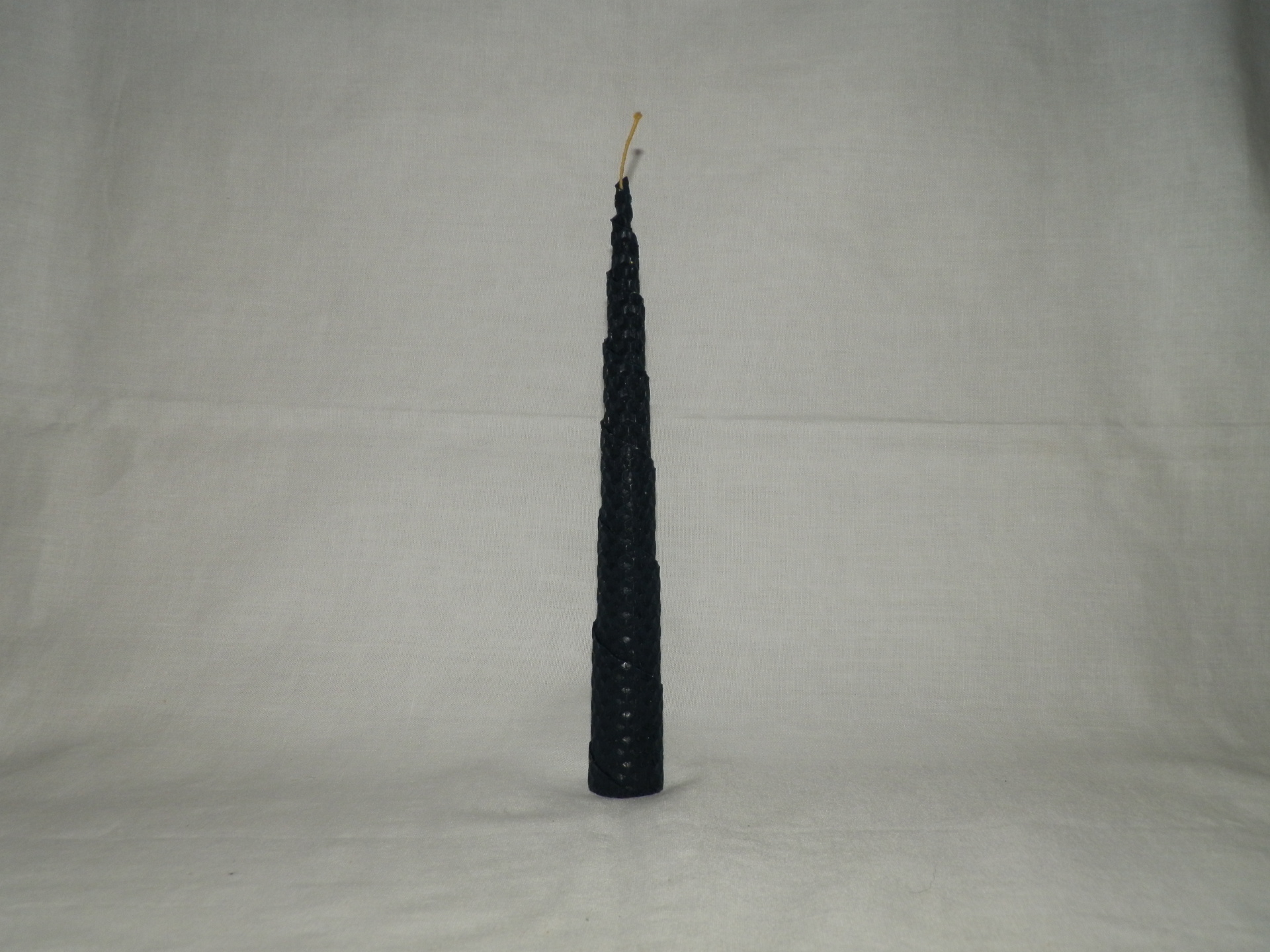 Farebná vosková sviečka - kónická 24 x 3 cm - č.32