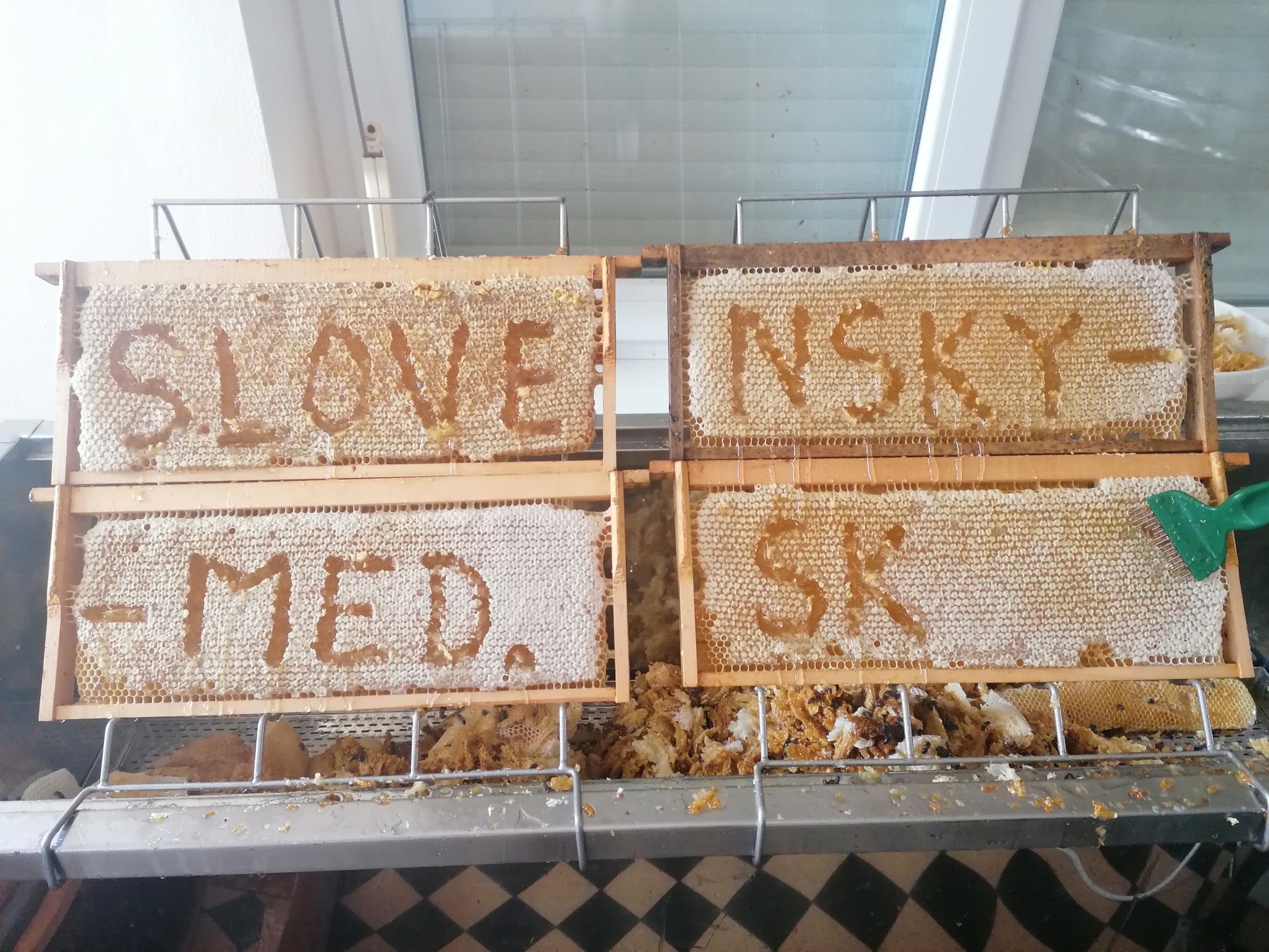 Agátový včelí med 950g - TMAVŠÍ – Obrázok 7